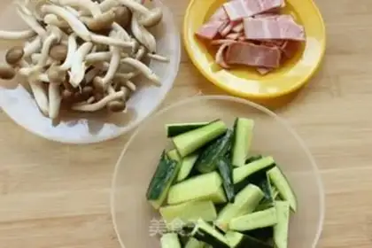 Make Nine cucumber mushrooms and bacon step 1
