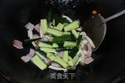 Make Nine cucumber mushrooms and bacon step 4