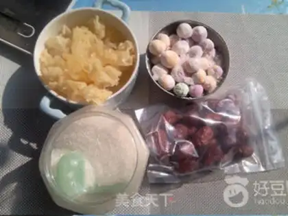 Make Silver ear soup with red dates step 0