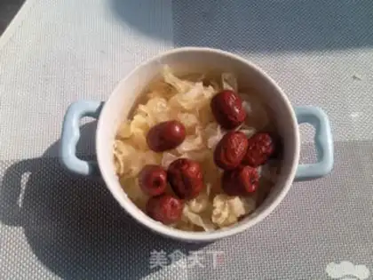 Make Silver ear soup with red dates step 1