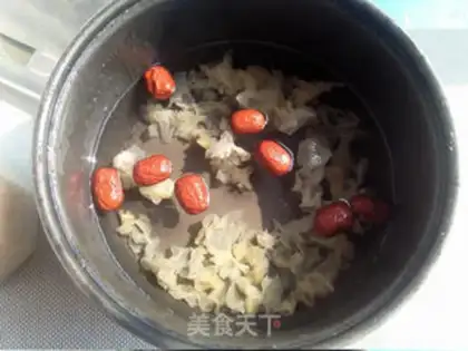 Make Silver ear soup with red dates step 2
