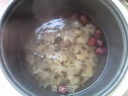 Make Silver ear soup with red dates step 3