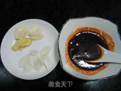 Make Garlic sprouts back to the pot step 1