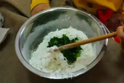 Make Nutrient spinach noodles for young children step 2