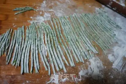 Make Nutrient spinach noodles for young children step 5