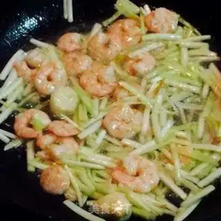 Make Shrimp and yellow fried eggs step 4