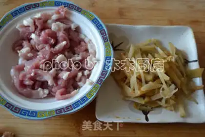 Make Squeeze the meat noodles step 1