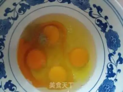 Make Onion tomatoes fried eggs step 2