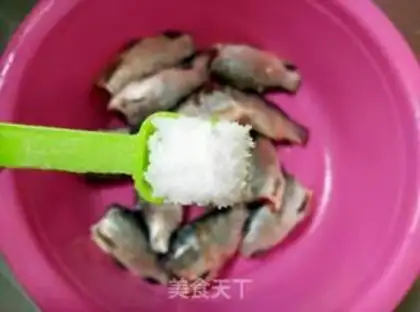 Make Fried minnow step 1