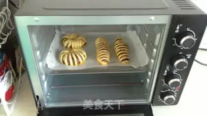 Make Bean-saloon caterpillar bread step 14