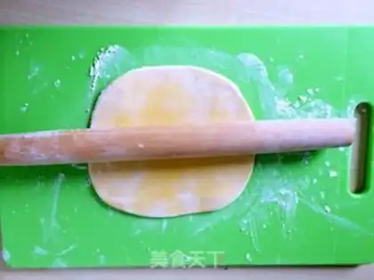 Make Hands on pumpkin noodles step 1