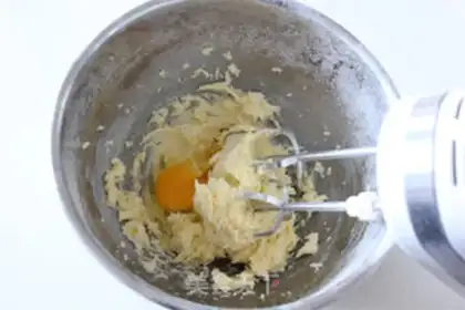 Make Barbie rolls the sugar cake step 4
