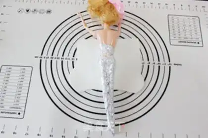 Make Barbie rolls the sugar cake step 20