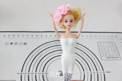 Make Barbie rolls the sugar cake step 21