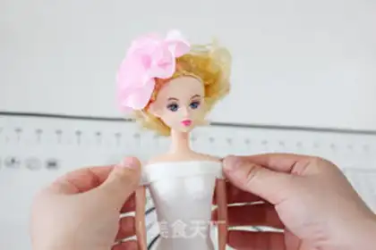 Make Barbie rolls the sugar cake step 22