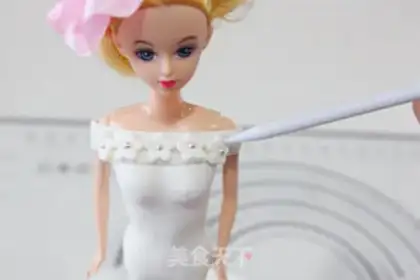 Make Barbie rolls the sugar cake step 24