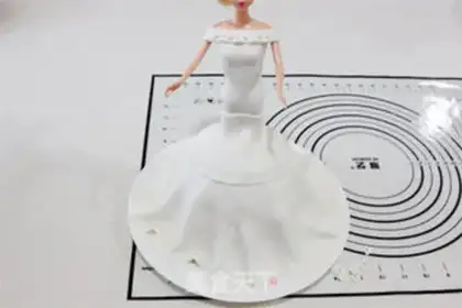 Make Barbie rolls the sugar cake step 25