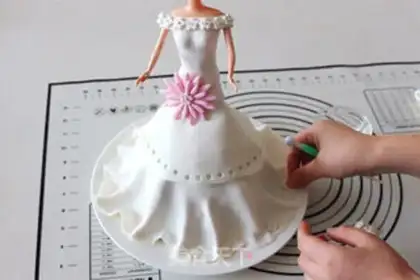 Make Barbie rolls the sugar cake step 29
