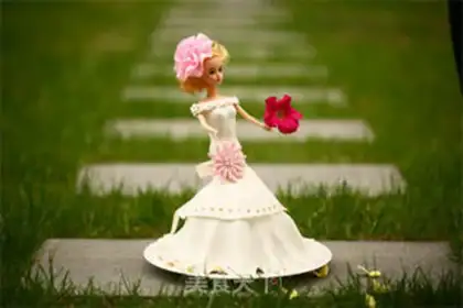 Make Barbie rolls the sugar cake step 31