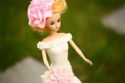 Make Barbie rolls the sugar cake step 33