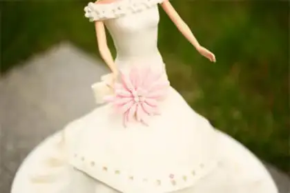 Make Barbie rolls the sugar cake step 34