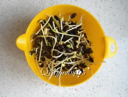 Make Spam black bean sprouts step 0