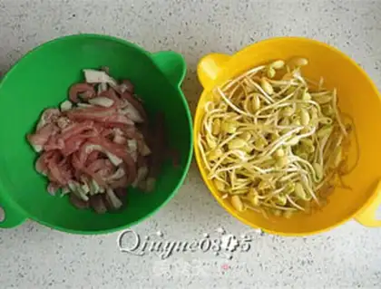 Make Spam black bean sprouts step 1