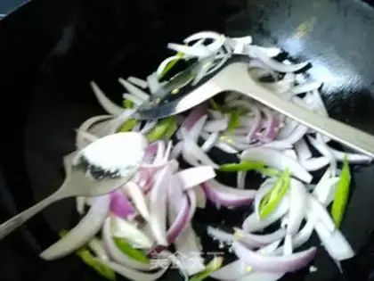 Make Onion fried eggs step 4