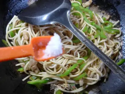 Make Pepper sauce noodles step 7