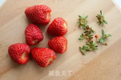 Make Red strawberry sauce step 0