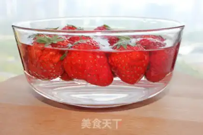 Make Red strawberry sauce step 1
