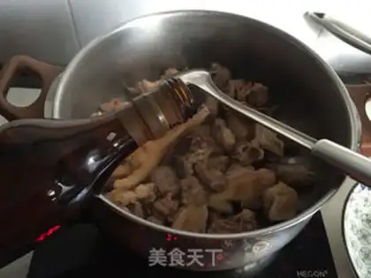 Make Chestnut mountain chicken soup step 1