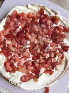 Make Strawberry naked cake step 3