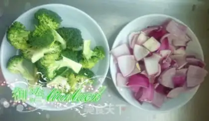 Make Onion fried broccoli step 0