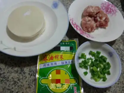 Make Squeeze pork pot sticker step 0
