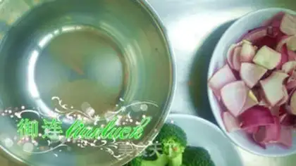 Make Onion fried broccoli step 1
