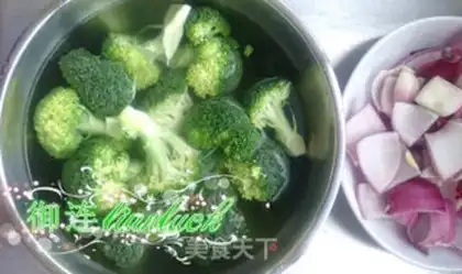 Make Onion fried broccoli step 2