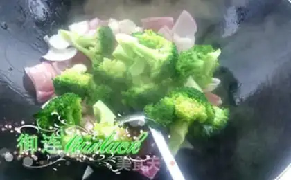 Make Onion fried broccoli step 4