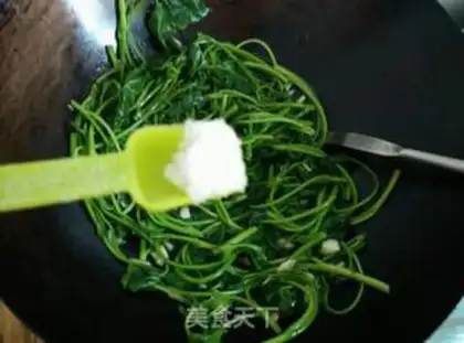 Make Garlic melon leaves step 5