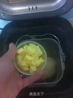 Make Rose bamboo charcoal toast step 1