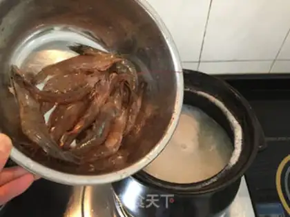 Make Porridge of chicken soup, twig, twig, shrimp step 12