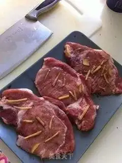 Make A pork chop with apple sauce step 0