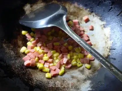 Make Corn-cracked ham and sausage fried rice step 2