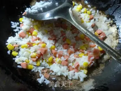 Make Corn-cracked ham and sausage fried rice step 3