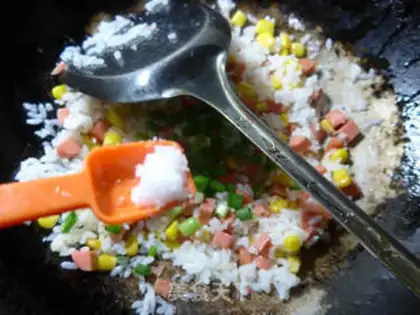 Make Corn-cracked ham and sausage fried rice step 4