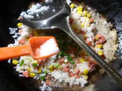 Make Corn-cracked ham and sausage fried rice step 5