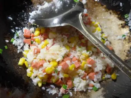 Make Corn-cracked ham and sausage fried rice step 6