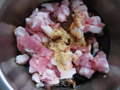 Make Pyramid meat buns step 4