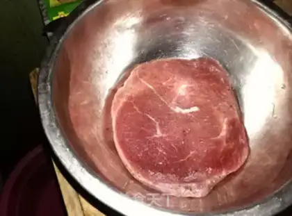 Make Black pepper steak step 1