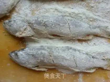 Make Garlic yellowfish step 1